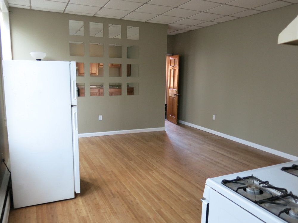 Applewood Apartments and Restaurant: 120 North Rd, Highland, NY 12528
